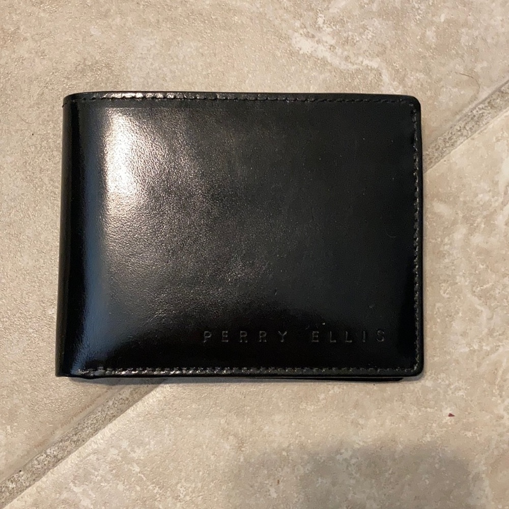 Perry Ellis Men’s Genuine Leather Wallet